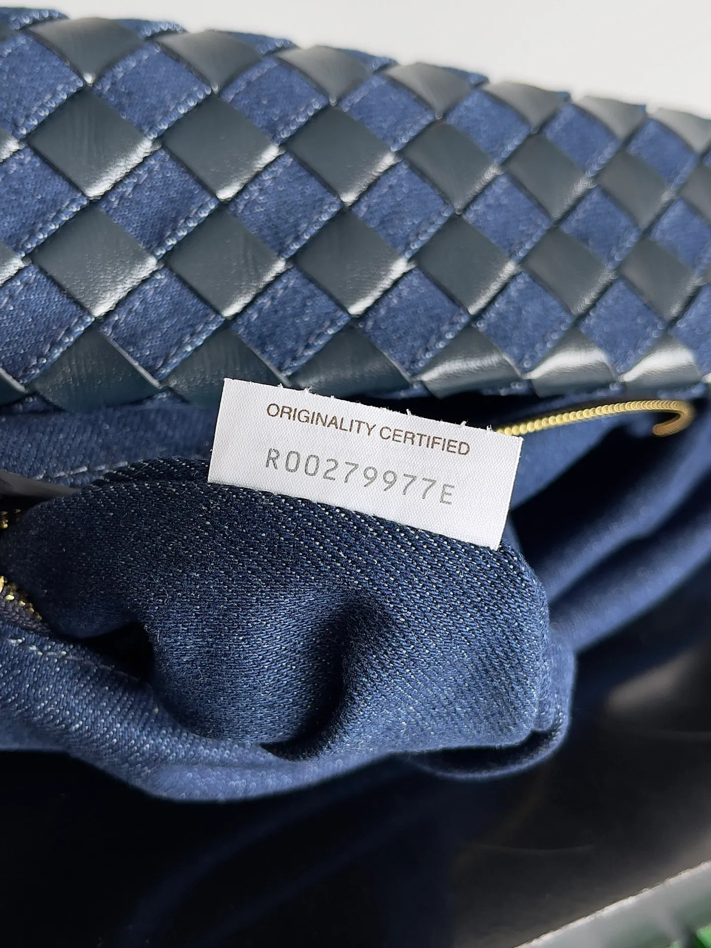 Batch 2240 Different colors collide with different sparks, and different materials collide with layers and designs. BOTTEGA VENETA Large HOP is on the list of retro denim series. The stiffness of denim is matched with soft leather. Fashion has no standards. Innovation is progress. Hop and retro denim are a combination of classics and individuality. They are casual, lazy and unique. The large capacity is too friendly for summer. Freeing up hands in sultry weather is people's biggest need. Style number: 795949 Size: 54*24*13cm
